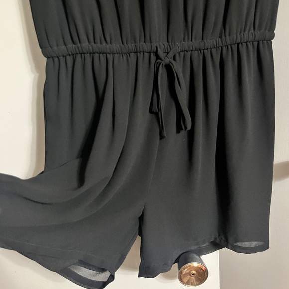OPEN BACK FLOWY GOLD CHAIN HALTER PARTY ROMPER SMALL BLACK WITH WAIST BELT - Picture 3 of 5